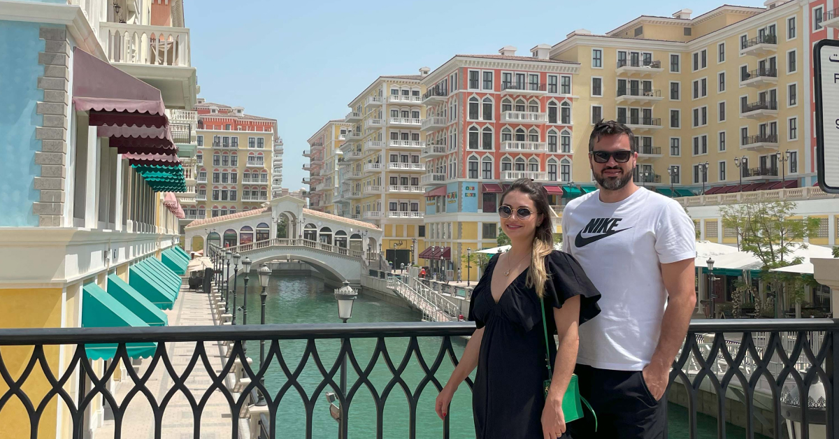 Algumas histórias começam em um escritório. A nossa começou em um aeroporto.